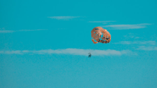 paraca&iacute;das en el cielo