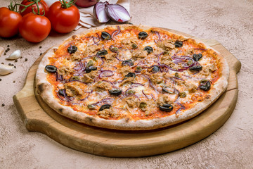 Pizza with tuna and red onion