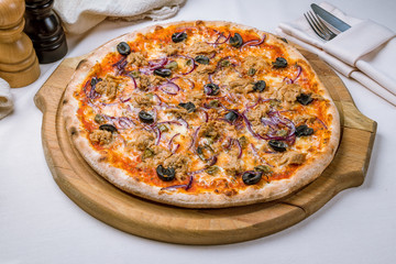 Pizza with tuna and red onion
