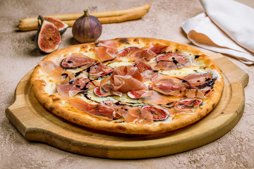 Pizza with figs and parma ham