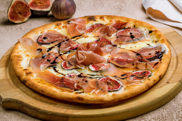 Pizza with figs and parma ham