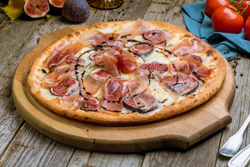 Pizza with figs and parma ham