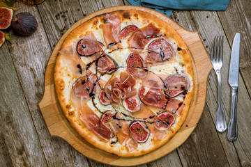 Pizza with figs and parma ham