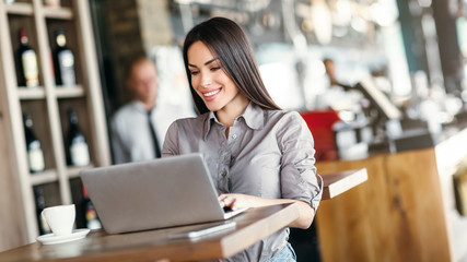 Fototapeta premium Business woman using laptop