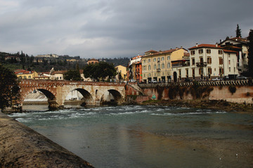 Obraz premium italian architecture verona river