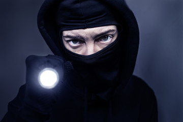 Einbrecher mit Taschenlampe 