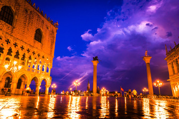 Fototapeta premium Venezia, Italia, Plaza San Marcos de noche.
