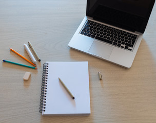 Trabajo de arte con colores y laptop para dibujar con bolígrafo a color en papel blanco sobre mesa