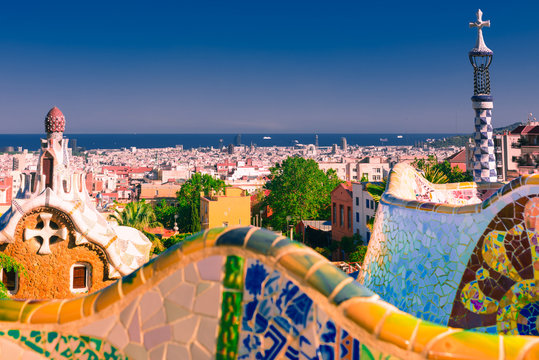 El colorido Park Guell en Barcelona, Espa&ntilde;a.