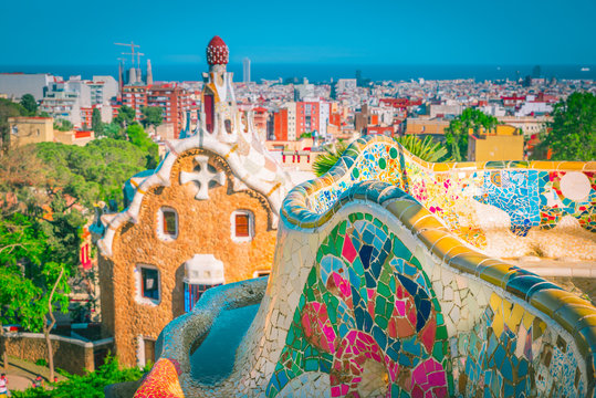 El colorido Park Guell en Barcelona, Espa&ntilde;a.