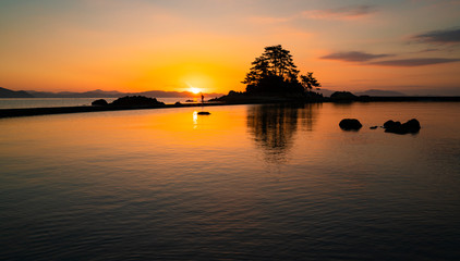 섬 너머에서 떠오르는 태양