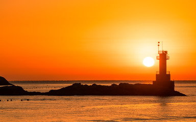 등대 너머에서 떠오르는 태양