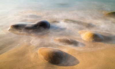 파도에 씻겨진 예쁜 돌