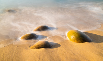 파도에 씻겨진 예쁜 돌