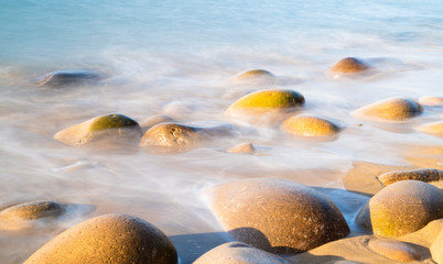 파도에 씻겨진 예쁜 돌