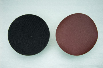 Set Circular sandpaper discs and plastic bracket handle 