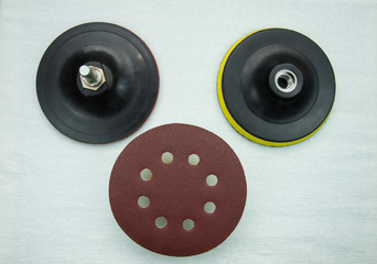 Set Circular sandpaper discs and plastic bracket handle 