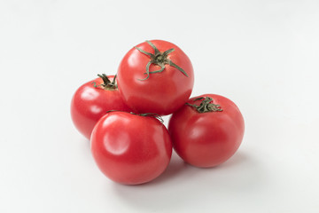 白背景に数個のトマト