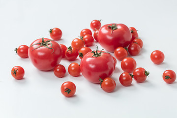 白背景にたくさん散らばっているミニトマトとトマト