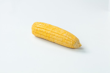 白背景に単体の皮を剥いたとうもろこし