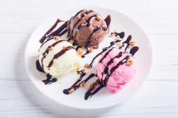 Ice cream with walnuts and chocolate topping