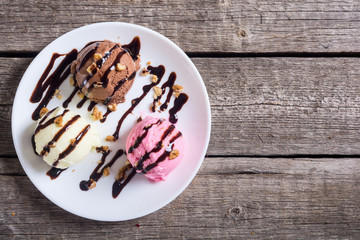 Ice cream with walnuts and chocolate topping