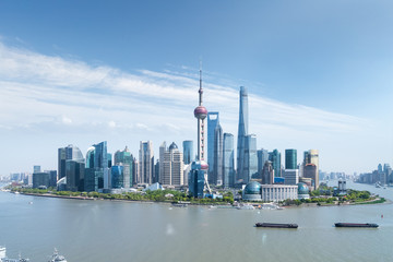 Obraz premium shanghai skyline against a sunny sky