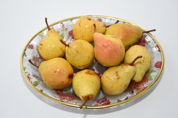  yellow pears and white grapes