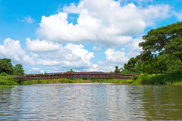Obraz premium Clear water lake surrounded by mountains. Under the blue sky and sunlight, it is ideal for holiday and camping trips.