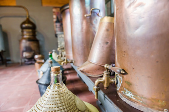 Distillerie avec alambique en cuivre 02