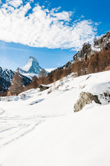 Fototapeta na wymiar Zermatt, Furi, Matterhorn, Zmutt, Alpen, Wallis, Walliser Berge, Walliser Dorf, Wanderweg, Winterwanderung, Wintersport, Winter, Winterlandschaft, Schweiz