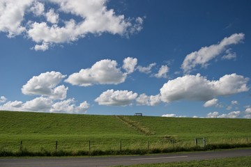 Deich an der Nordsee bei gutem Wetter im Sommer