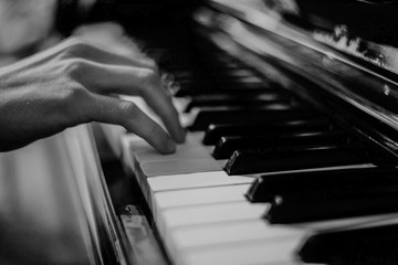 Person spielt Klavier Piano in schwarz Weiß Hände Finger