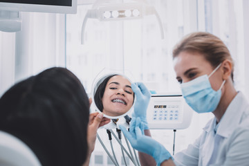 Obraz premium Positive delighted patient looking at her smile