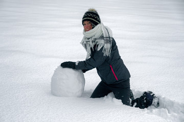 Fototapeta na wymiar happy woman maiking a snowman