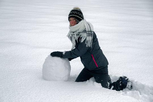 happy woman maiking a snowman