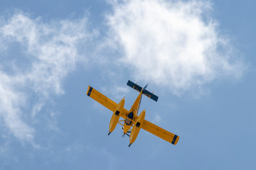 Hidroavión volando por debajo de las nubes
