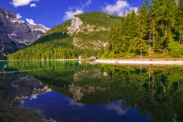 Veduta paradisiaca del lago di Braies in Alto Adige