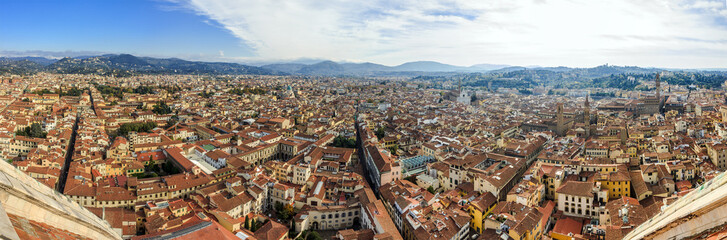 Fototapeta na wymiar Panorama view from the Cathedral of Santa Maria del Fiore on Florence (Basilica of Santa Croce, Great Synagogue of Florence, Badia Fiorentina, Palazzo Vecchio)