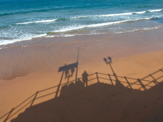 SOMBRAS EN LA ARENA DE LA PLAYA