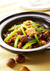 Delicious Chinese cuisine, chestnut chicken pot