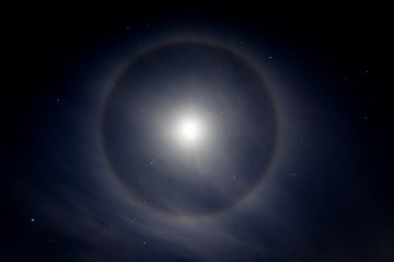 Halo-Mond in der Nacht in der Schweiz