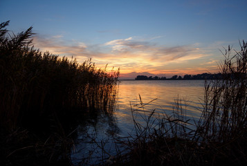 Lichtstimmung am Abend bei Zarrenzin mit Blick zur Insel Bock im Nationalpark Vorpommersche Boddenlandschaft, Mecklenburg Vorpommern, Deutschland
