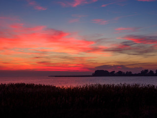 Lichtstimmung am Abend bei Zarrenzin mit Blick zur Insel Bock im Nationalpark Vorpommersche Boddenlandschaft, Mecklenburg Vorpommern, Deutschland