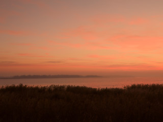 Lichtstimmung am Abend bei Zarrenzin mit Blick zur Insel Bock im Nationalpark Vorpommersche Boddenlandschaft, Mecklenburg Vorpommern, Deutschland