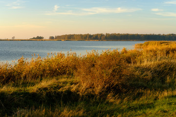 Lichtstimmung am Abend bei Zarrenzin mit Blick zur Insel Bock im Nationalpark Vorpommersche...