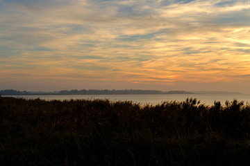 Fototapeta premium Lichtstimmung am Abend bei Zarrenzin mit Blick zur Insel Bock im Nationalpark Vorpommersche Boddenlandschaft, Mecklenburg Vorpommern, Deutschland