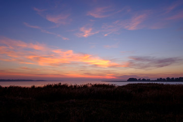 Obraz premium Lichtstimmung am Abend bei Zarrenzin mit Blick zur Insel Bock im Nationalpark Vorpommersche Boddenlandschaft, Mecklenburg Vorpommern, Deutschland