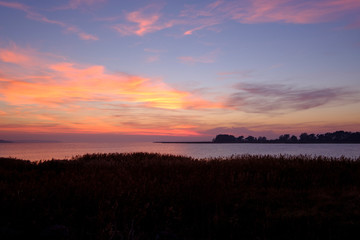 Fototapeta premium Lichtstimmung am Abend bei Zarrenzin mit Blick zur Insel Bock im Nationalpark Vorpommersche Boddenlandschaft, Mecklenburg Vorpommern, Deutschland