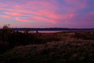 Lichtstimmung am Abend bei Zarrenzin mit Blick zur Insel Bock im Nationalpark Vorpommersche Boddenlandschaft, Mecklenburg Vorpommern, Deutschland